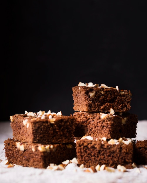 Close-up délicieux brownies au chocolat prêts à être servis