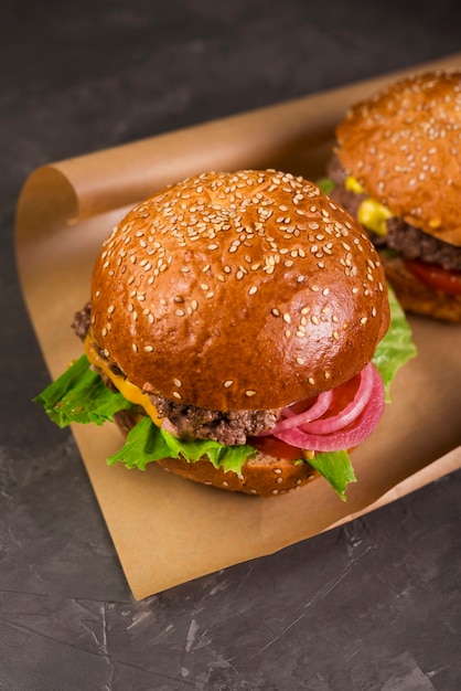Close-up délicieux hamburgers au bœuf et à l'oignon