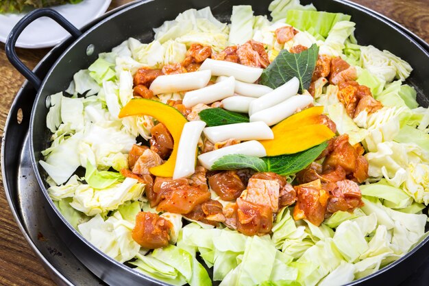 Close-up de délicieux repas avec du poulet et des légumes