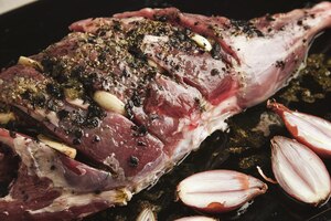 Close up detail sur la viande de jambe d'agneau islandaise précuite avec des épices et des herbes