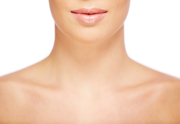 Close-up du cou de femme avec une peau parfaite