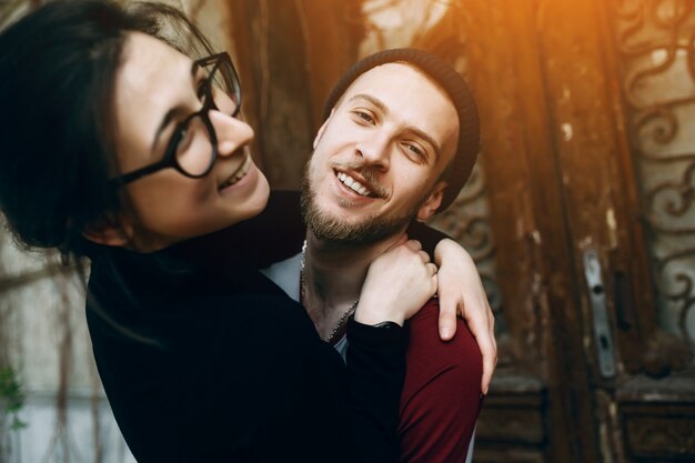 Close-up du couple moderne sourire