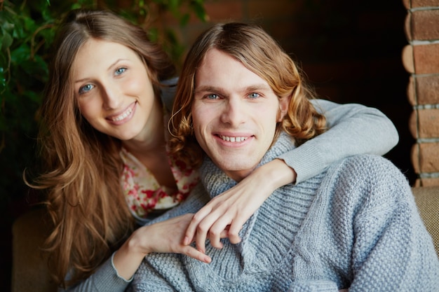 Photo gratuite close-up du couple souriant