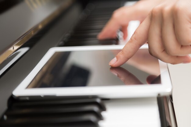 Close-up du pianiste avec tablette