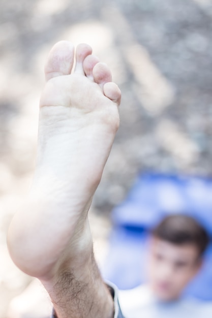 Close-up du pied de garçon étirement