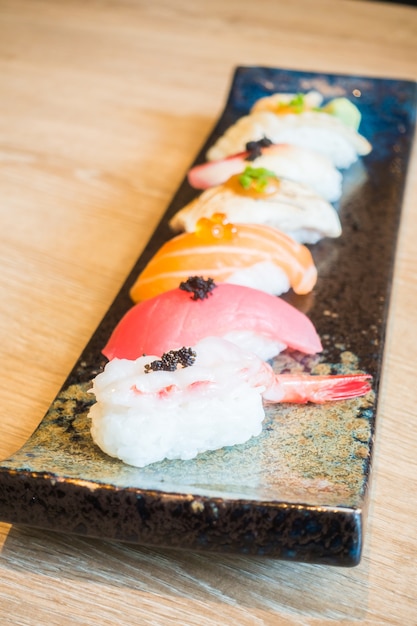 Photo gratuite close-up du plateau sombre avec sushi