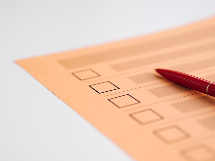 Photo gratuit close-up du questionnaire de vote non terminé à angle élevé
