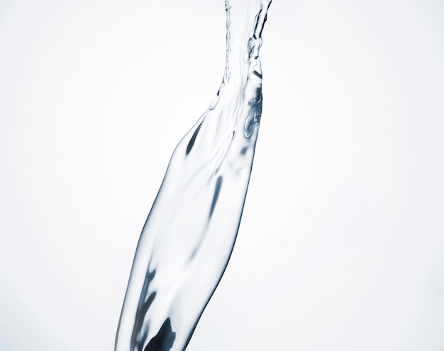 Photo gratuite close-up dynamique de l'eau sur fond blanc