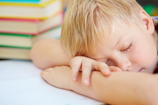 Photo gratuite close-up d'écolier endormi en classe