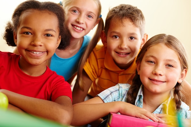 Photo gratuite close-up des élèves souriants