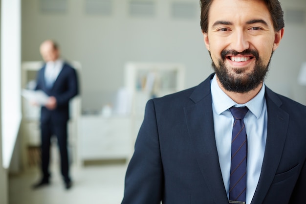 Close-up de l&#39;employé souriant