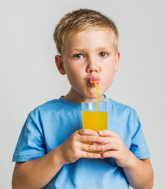 Photo gratuite close-up enfant mignon boire du jus