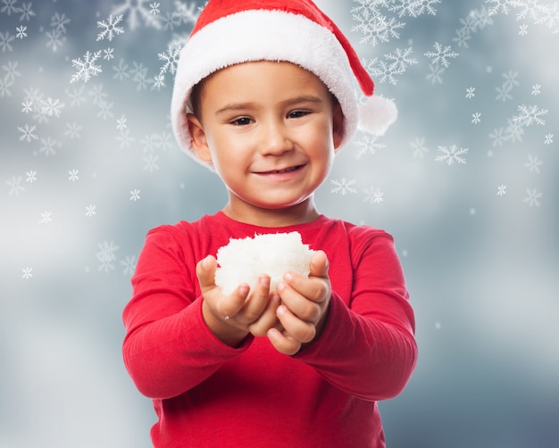 Photo gratuite close-up d'enfant posant avec la neige