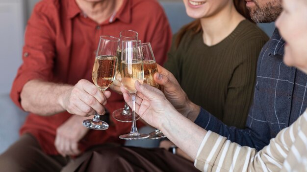 Close up famille tinter les verres