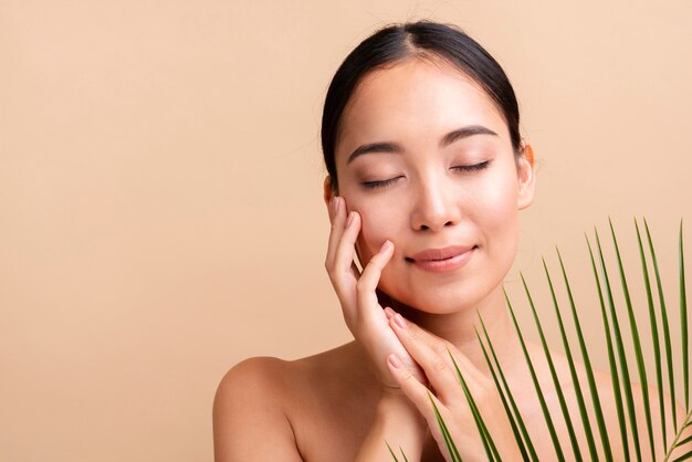 Close-up femme asiatique avec des feuilles