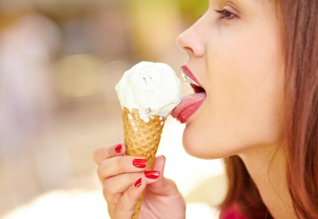 Close-up de la femme avec la crème glacée