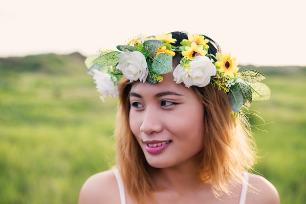 Close-up de femme heureuse avec une belle couronne