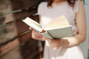 Photo gratuite close-up de la femme avec un livre ouvert