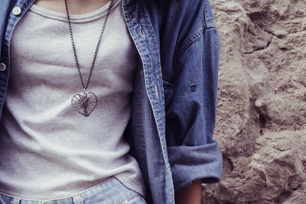 Photo gratuite close-up de la femme avec un pendentif coeur