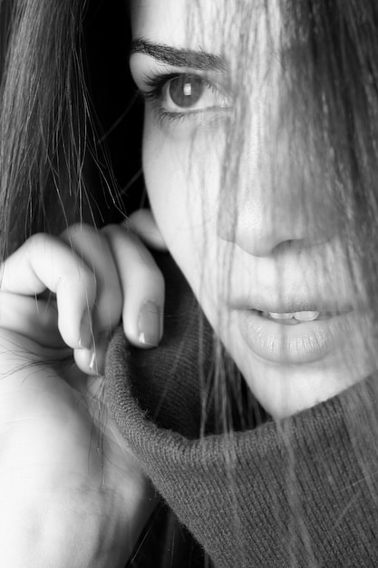 Close-up de la femme pensive en noir et blanc