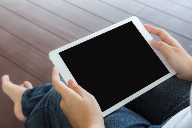 Close-up de la femme qui travaille avec sa tablette