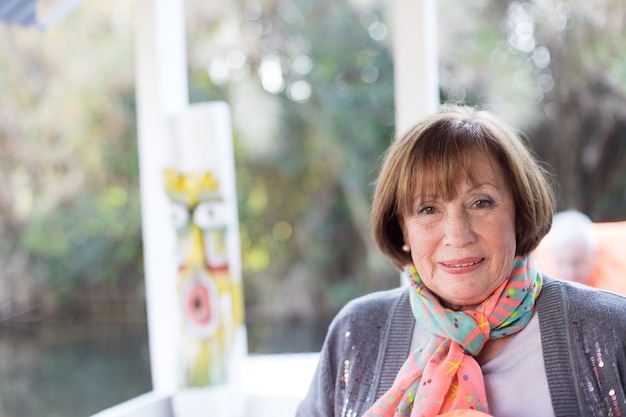 Close-up de la femme à la retraite avec un mouchoir et un cardigan