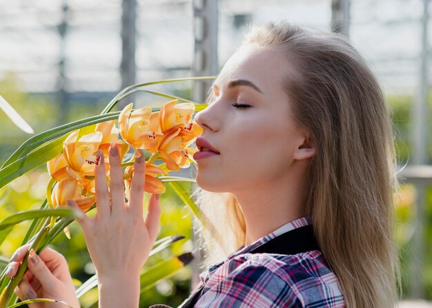 Close-up femme sentant la fleur