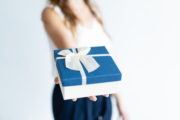 Close-up d'une femme tenant une boîte à cadeaux sur la paume