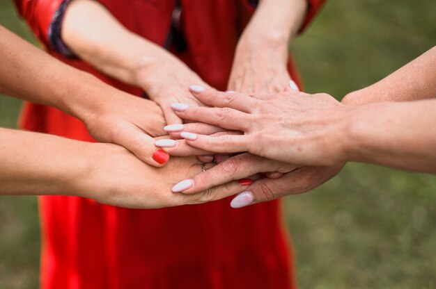 Close-up femme touchant les mains ensemble