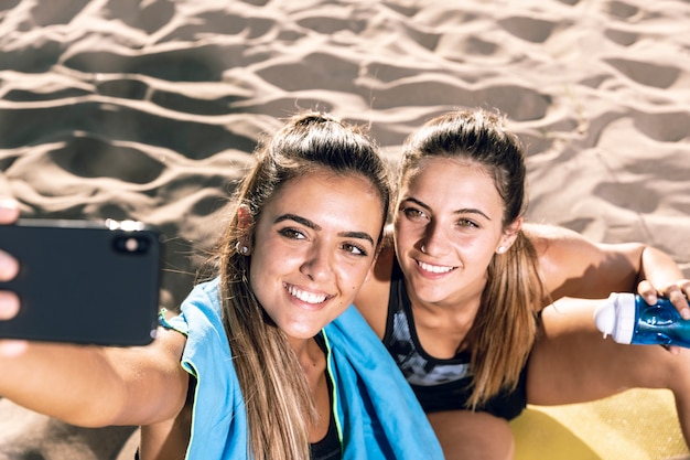 Photo gratuite close-up femmes prenant un selfie après avoir fait du jogging