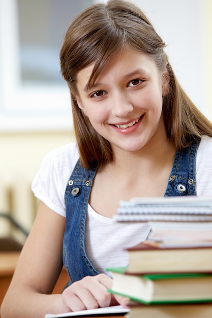 Photo gratuite close-up de fille brune assise dans la classe