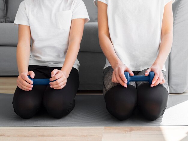 Close-up fille et maman pratique du sport