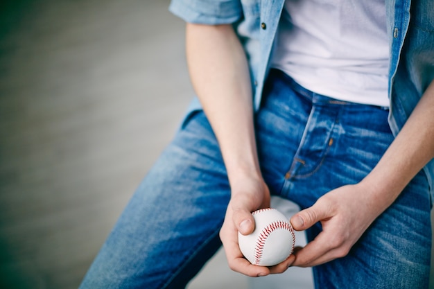 Close-up d&#39;un garçon avec le baseball