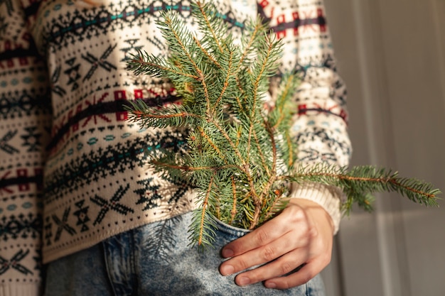 Close-up girl avec pulls et sapins mignons