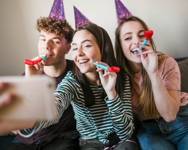 Close-up groupe d'amis posant pour selfie