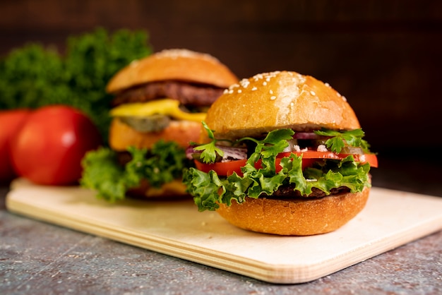 Close-up hamburgers sur une planche à découper