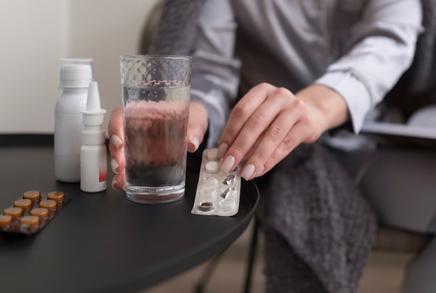 Photo gratuite close up hand holding pills aluminium