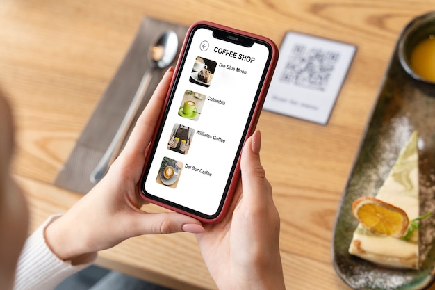 Close up hands holding phone avec menu en ligne