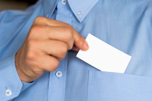 Close-up, homme d'affaires détenant une carte