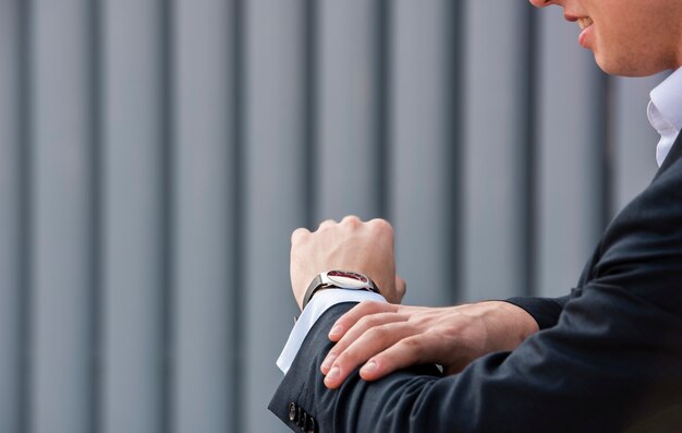 Close-up, homme d'affaires en regardant montre