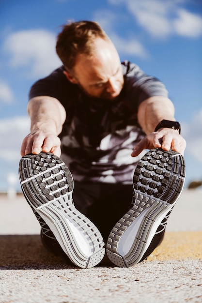 Photo gratuite close-up d'un homme d'âge moyen qui s'étend avant l'exercice