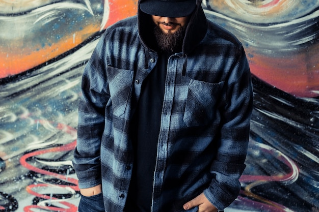 Close-up d&#39;un homme devant le mur de graffitis