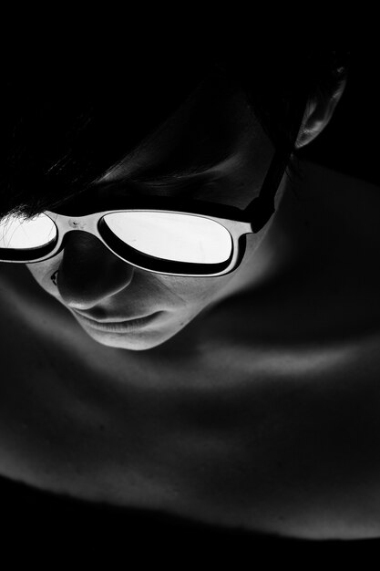 Close-up de l&#39;homme avec des lunettes de soleil en noir et blanc