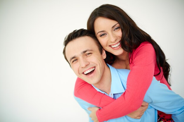 Close-up de l&#39;homme portant jeune femme sur son dos