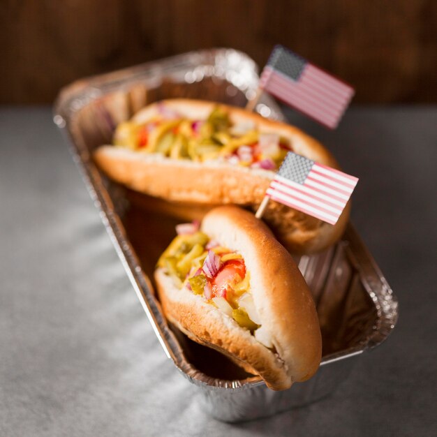 Close-up hot-dogs avec drapeau américain dans le bac