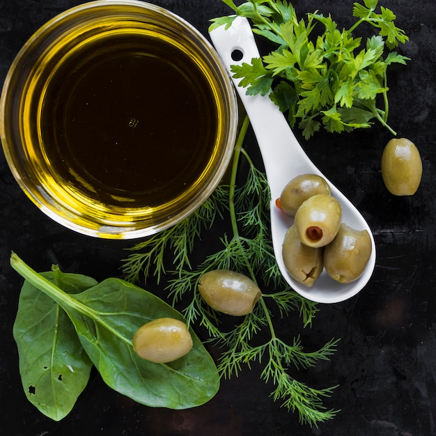 Close-up d&#39;huile d&#39;olive et de condiments