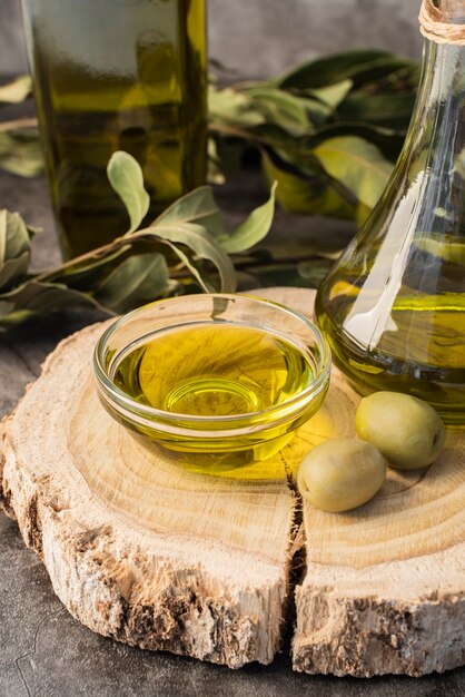 Close-up huile d'olive et olives biologiques