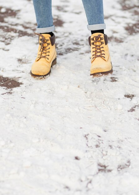Close-up jambes portant des bottes d'hiver