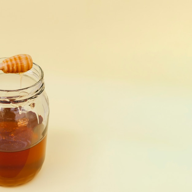 Close-up jar rempli de miel fait maison