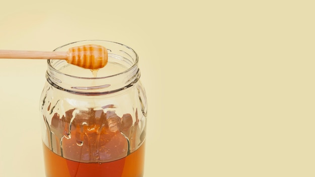 Close-up jar rempli de miel savoureux